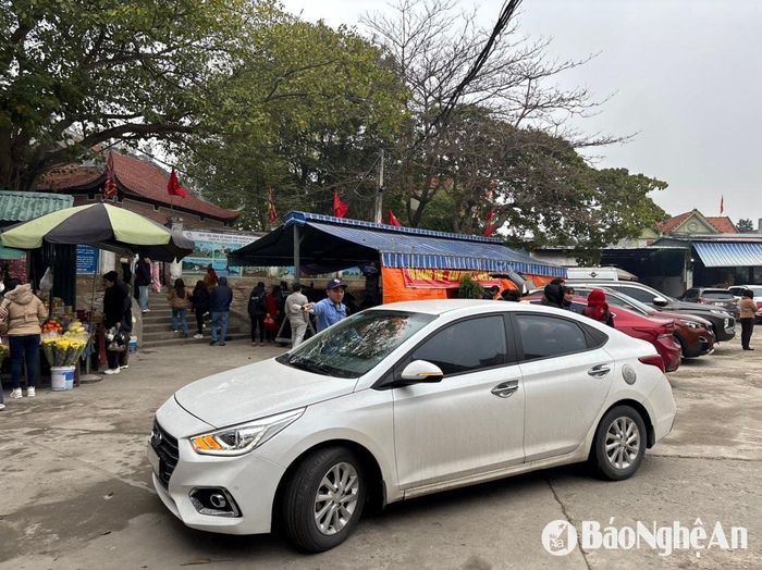 Nhờ chủ động các phương án, cũng như bố trí lực lượng hợp lý nên công tác đảm bảo an ninh, trật tự tại đền Cờn được đảm bảo. Ảnh: Đ.C