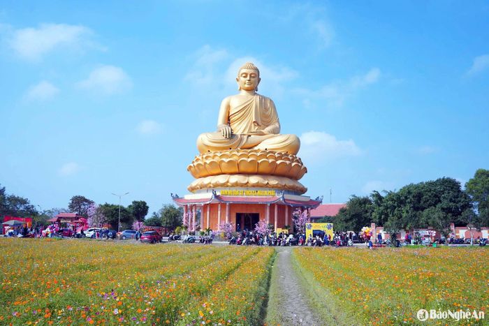 Chùa Phúc Lạc (xã Nghi Thạch, huyện Nghi Lộc) gây ấn tượng với nhiều du khách khi có tượng Phật Thích Ca Mâu Ni - một trong những ngôi tượng lớn nhất Bắc Trung Bộ. Ảnh: Thanh Quỳnh