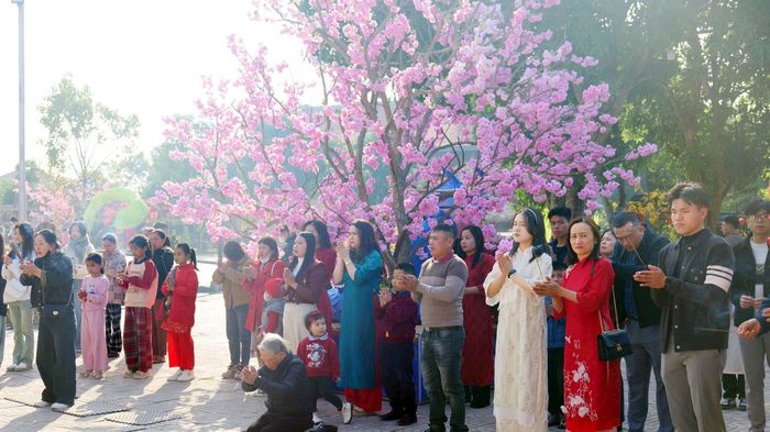 Du khách về với chùa Phúc Lạc trong những ngày đầu Xuân. Ảnh: Thanh Quỳnh