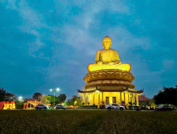 Không chỉ ban ngày, khi về đêm chùa Phúc Lạc cũng là điểm dừng chân của nhiều phật tử và người dân. Ảnh: Thanh Quỳnh