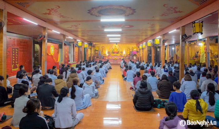 Vào mỗi buổi tối, chùa Phúc Lạc đều tổ chức lễ tụng kinh cho phật tử và người dân. Ảnh: Thanh Quỳnh