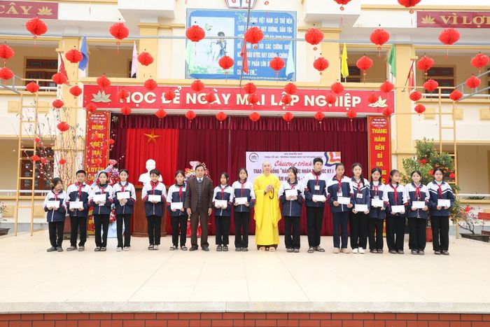 Đại đức Thích Tâm Thành - Trụ trì chùa Phúc Lạc trao học bổng cho các học sinh có hoàn cảnh khó khăn vươn lên học tốt. Ảnh: Chùa Phúc Lạc cung cấp