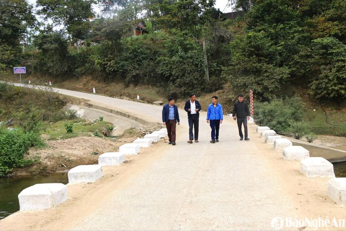 Ông Hà Văn Thanh ( thứ 2 trái sang) vui vẻ trò chuyện với cán bộ bản Lìm và lãnh đạo xã Châu Phong. Ảnh: KL