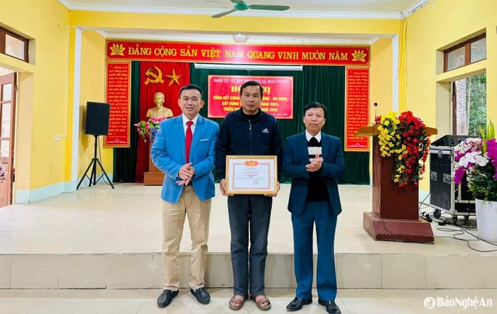 Lãnh đạo xã Châu Phong (huyện Quỳ Châu) trao Giấy khen về đóng góp trong công tác cứu hộ, cứu nạn cho ông Hà Văn Thanh. Ảnh: CSCC