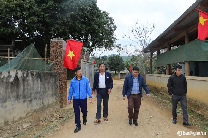 Ông Hà Văn Thanh (thứ 2, trái sang) là một trong những thành viên tích cực của Tổ cứu hộ, cứu nạn bản Lìm, xã Châu Phong. Ảnh: KL