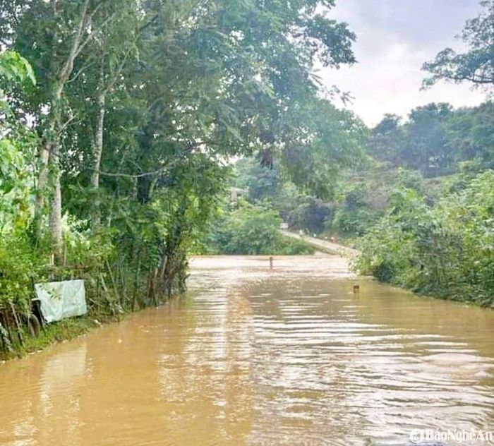 Cầu tràn bản Lìm ngập khi mưa lũ về gây khó khăn cho người dân trong lưu thông. Ảnh: CSCC