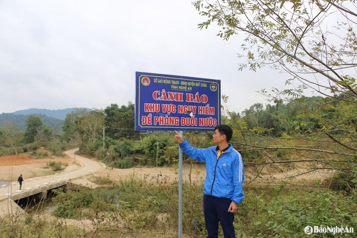 Mặc dù đã có biển cảnh báo nhưng một số người dân vẫn chủ quan băng qua cầu tràn bản Lìm khi mưa to nước lớn. Ảnh KL