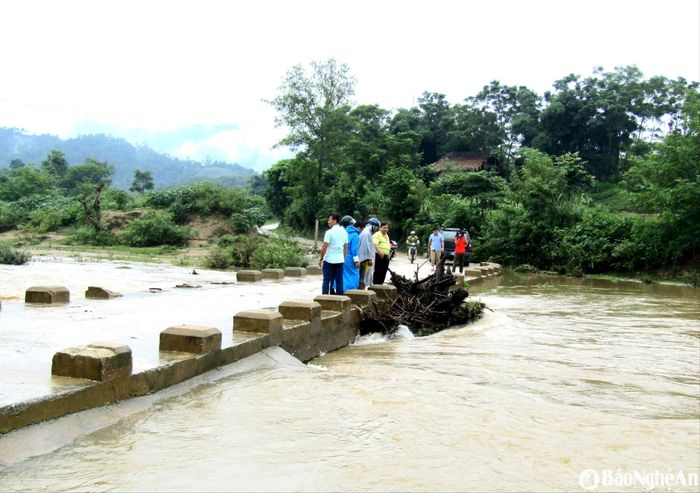 Chỉ cần mưa lớn tầm hai tiếng, cầu tràn bản Lìm, xã Châu Phong, huyện Quỳ Châu đã có nguy cơ bị ngập. Ảnh tư liệu: Bé Vinh