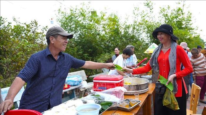 Du khách sử dụng lá để mua hàng.