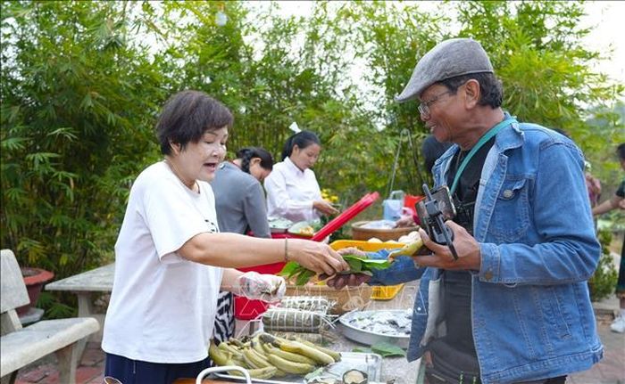 Người dân sử dụng lá cây để mua sắm.