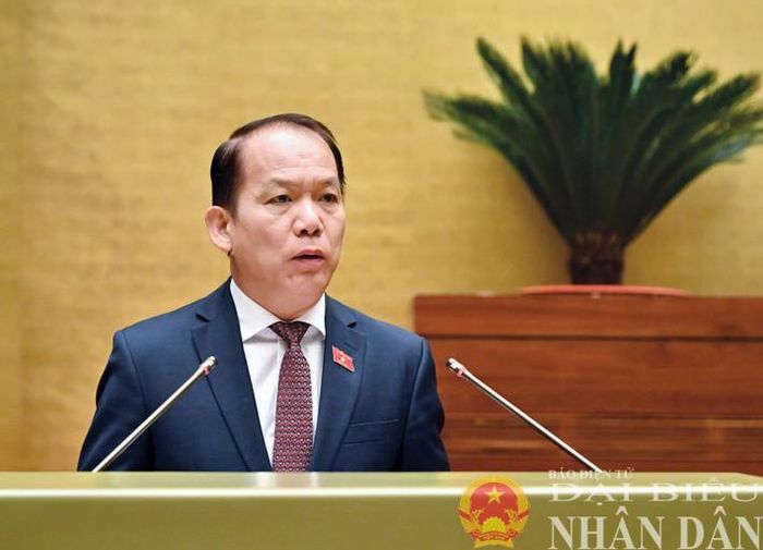  Chủ nhiệm Ủy ban Pháp luật Hoàng Thanh Tùng trình bày Báo cáo thẩm tra sơ bộ dự án Luật Ban hành văn bản quy phạm pháp luật (sửa đổi). Ảnh: Quang Khánh 