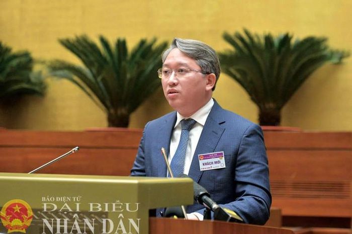  Bộ trưởng Bộ Tư pháp Nguyễn Hải Ninh trình bày Tờ trình dự án Luật Ban hành văn bản quy phạm pháp luật (sửa đổi). Ảnh: Hồ Long 