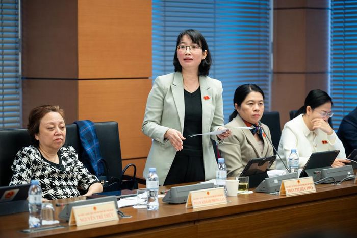 Đại biểu Trần Thị Diệu Thúy (Đoàn đại biểu Quốc hội TP Hồ Chí Minh) tham gia thảo luận tại tổ- Ảnh: Quochoi.vn 