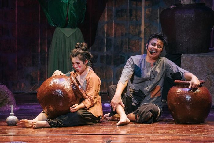 Thị Nở (Hoàng Thái Phương) và Chí Phèo (ca sĩ Đông Hùng)