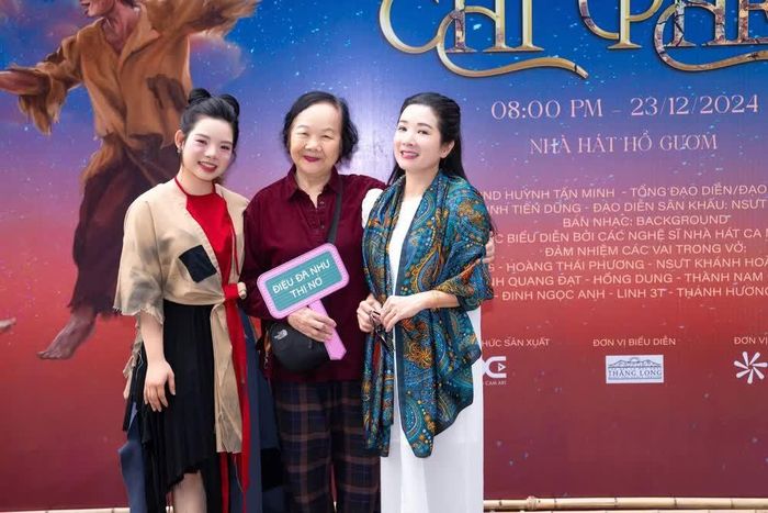 Hoàng Thái Phương(bên trái) và mẹ - NSƯT Thanh Thanh Hiền (bên phải) cùng diễn viên Đức Lưu (vai Thị Nở trong bộ phim Làng Vũ Đại ngày ấy)
