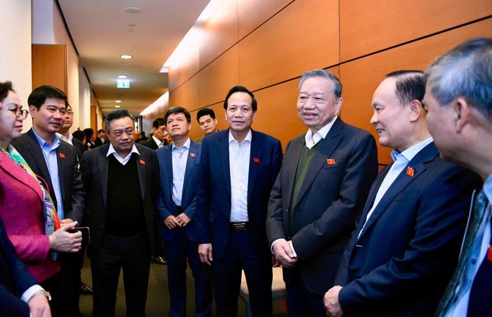  Tổng Bí thư Tô Lâm trao đổi với ĐBQH bên lề phiên họp tổ sáng 13-2. Ảnh: QUANG PHÚC 