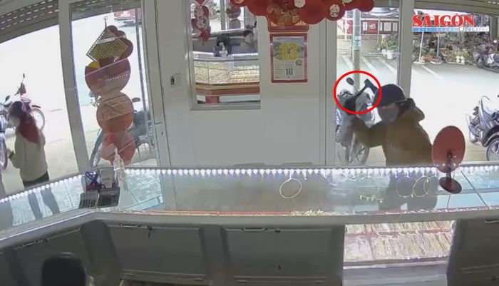  Sau một thời gian quan sát, đối tượng dùng rìu phá tủ kính 
