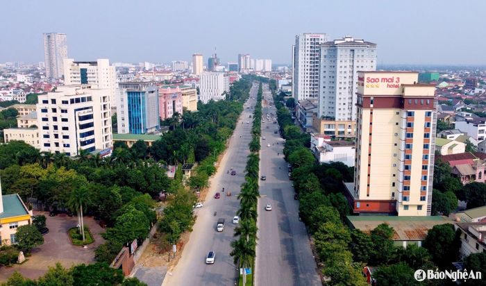 Đường Lê Nin sau khi nâng cấp là tuyến đường đẹp nhất thành phố. Ảnh: Quang An