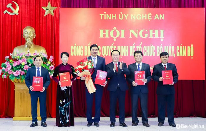 Bí thư Tỉnh ủy Nguyễn Đức Trung trao các Quyết định, tặng hoa chúc mừng Đảng bộ Các cơ quan Đảng tỉnh và các đồng chí giữ chức Bí thư, Phó Bí thư Đảng ủy. Ảnh: Phạm Bằng