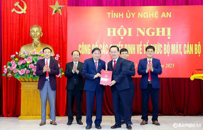 Bí thư Tỉnh ủy Nguyễn Đức Trung trao Quyết định của Ban Thường vụ Tỉnh ủy chỉ định đồng chí Lê Hồng Vinh - Phó Bí thư Tỉnh ủy, Chủ tịch UBND tỉnh giữ chức Bí thư Đảng ủy UBND tỉnh Nghệ An nhiệm kỳ 2020-2025. Ảnh: Phạm Bằng