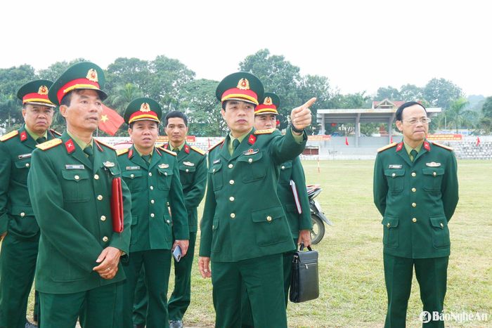Đoàn công tác tiến hành kiểm tra công tác trang trí Lễ giao, nhận quân. Ảnh: Trọng Kiên