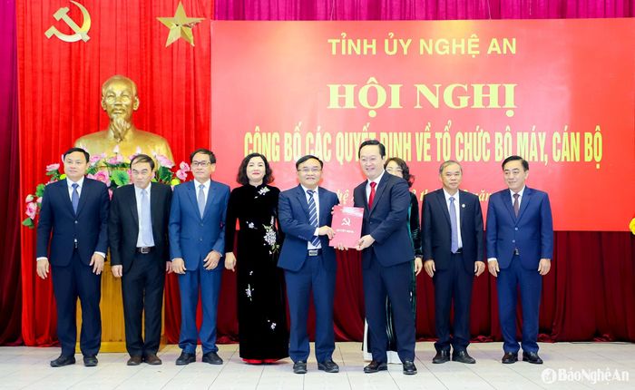 Bí thư Tỉnh ủy Nguyễn Đức Trung trao Quyết định của Ban Thường vụ Tỉnh ủy về việc phân công, bổ nhiệm đồng chí Ngọc Kim Nam - Ủy viên Ban Thường vụ, Trưởng ban Dân vận Tỉnh ủy giữ chức Trưởng ban Tuyên giáo và Dân vận Tỉnh ủy Nghệ An. Ảnh: Phạm Bằng