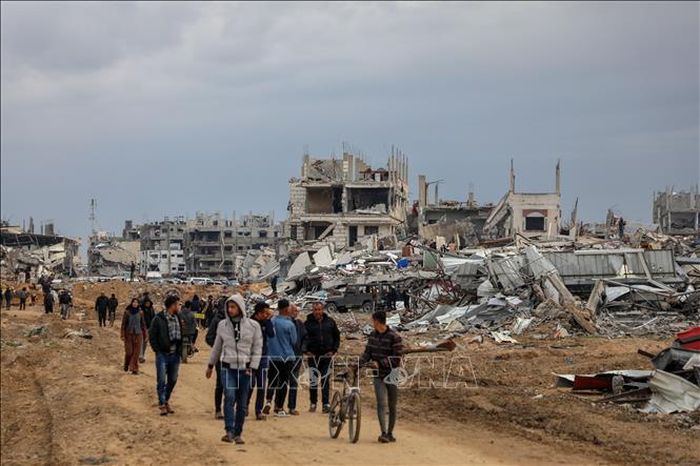 Người tị nạn Palestine trở về nhà tại miền Bắc Dải Gaza ngày 9/2/2025. Ảnh: THX/TTXVN