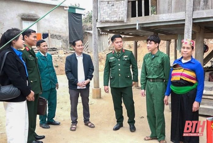 Ban Chỉ huy Quân sự huyện Mường Lát thăm hỏi, động viên tân binh Hà Văn Bình ở bản Cân, xã Tam Chung có hoàn cảnh khó khăn trước ngày nhập ngũ.