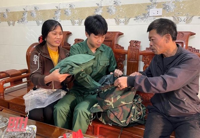 Bố mẹ chuẩn bị quân tư trang cho tân binh Nguyễn Xuân Thiện (SN 2002) ở thôn Đông Phú, xã Hoằng Lộc (Hoằng Hóa) trước ngày lên đường nhập ngũ.