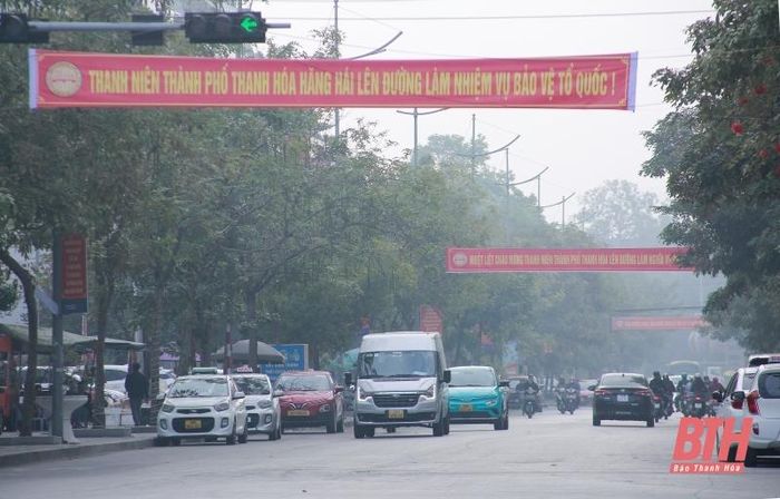 Băng rôn cỗ vũ thanh niên lên đường nhập ngũ trên đường phố của thành phố Thanh Hóa.