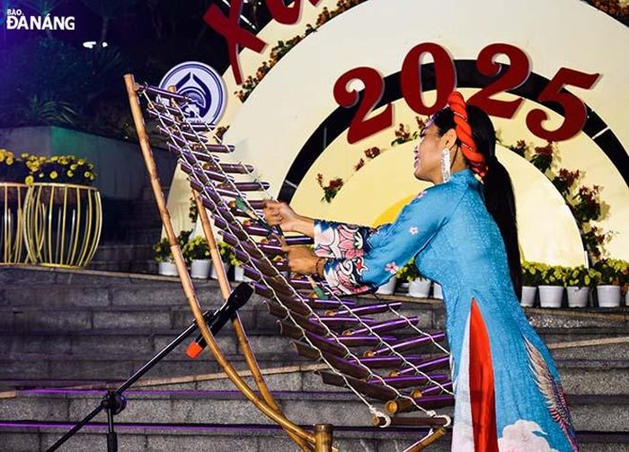 Biểu diễn nhạc cụ dân tộc đàn T’Rưng “Tây Nguyên chào mặt trời”. Ảnh: ĐOÀN HẠO LƯƠNG