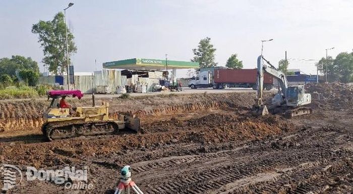 Thi công Dự án Nâng cấp đường tỉnh 25B đoạn từ trung tâm huyện Nhơn Trạch đến quốc lộ 51. Ảnh: Hoàng Lộc