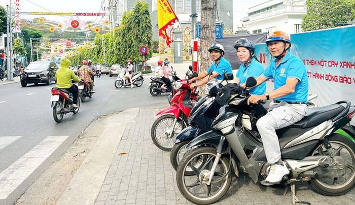  Hơn 250 thành viên thuộc đội xe ôm “Vì đô thị văn minh”, nghiệp đoàn xe ôm, các đội tình nguyện và tổ chức thiện nguyện đã tham gia đưa đón khách miễn phí đến các điểm lễ hội 