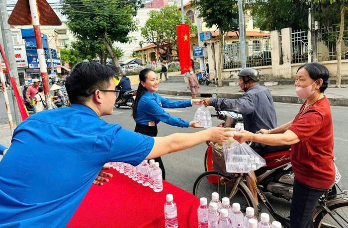  Người dân và du khách sẽ được cung cấp đồ ăn, nước uống, nhang và hoa cúng miễn phí 