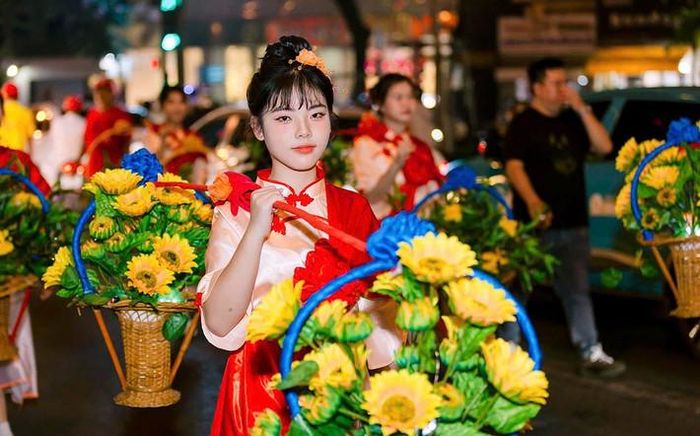  Nhiều bạn trẻ hóa thân thành ngọc nữ gánh hoa trong đoàn rước kiệu bà 