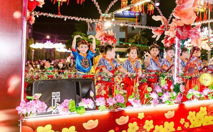  Nhiều trẻ em cũng tham gia hóa trang thành tiên đồng, ngọc nữ tham gia lễ rước kiệu 
