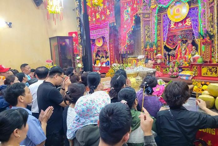  Người dân hành hương bên trong chùa Bà Thiên Hậu Bình Dương 