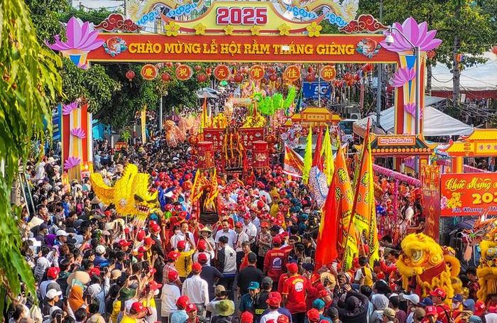  Đúng 15h ngày 15 tháng Giêng, lễ rước cộ (kiệu) Bà Thiên Hậu Thánh Mẫu tại cơ sở 1 chùa Bà Thiên Hậu tại phường Phú Cường, TP. Thủ Dầu Một bắt đầu diễn ra. Đây là lễ hội có đông người tham gia nhất Đông Nam bộ 
