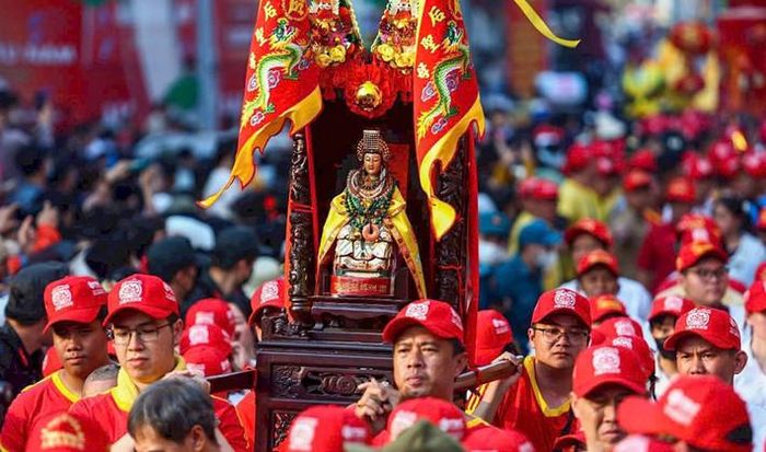  Tâm điểm của lễ hội là nghi thức rước cộ Bà Thiên Hậu. Cộ bà sẽ được rước đi quanh trung tâm TP. Thủ Dầu Một 
