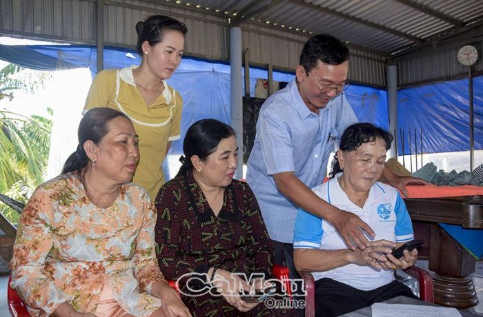 Các tổ chức, đoàn thể ở ấp cử người trực tiếp hướng dẫn người dân tham gia vào nhóm Zalo và tiếp cận thông tin khi được trưởng nhóm chia sẻ.
