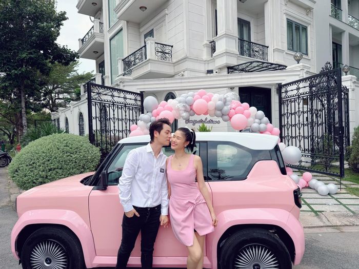 Đăng Khôi thường xuyên bày tỏ tình cảm, sự lãng mạn với vợ trên mạng. Valentine năm nay, anh tạo bất ngờ cho vợ bằng một chiếc xe hơi màu hồng ngọt ngào, tương trưng cho tình yêu anh dành cho Thủy Anh. "Năm vừa rồi vất vả vì chồng rồi, mong năm nay vợ chuyện gì cũng màu hồng nha", Đăng Khôi nhắn nhủ bà xã. Trong khi đó, Thủy Anh bày tỏ: "Cảm ơn anh vì 365 ngày đều là Valentine’s Day". Ảnh: Fb Dang Khoi Nguyen.