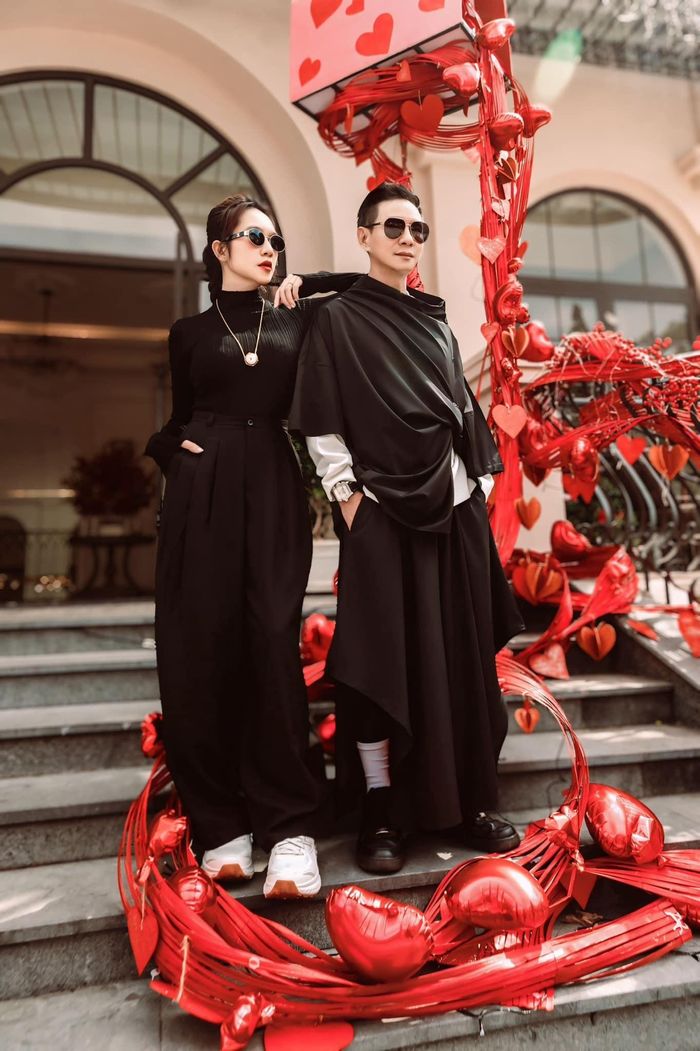 Lý Hải và Minh Hà đã có 15 năm kết hôn, cùng đồng hành với nhau trong công việc và cuộc sống. Đằng sau những bộ phim của Lý Hải, luôn có bóng dáng của người vợ, bên cạnh hỗ trợ và phụ giúp anh quản lý công việc. Nhân ngày Valentine, Minh Hà chia sẻ rằng cô tập trung vào việc nghĩ cách làm sao cho bản thân mình không trở nên nhàm chán trong mắt nửa kia. Ảnh: Fb Ly Hai Minh Ha.