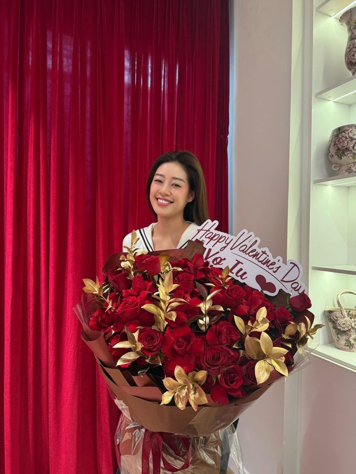 Hoa hậu Khánh Vân khoe ảnh được ông xã Nguyễn Long thơm má và tặng bó hoa hồng khổng lồ. Sau lễ cưới tháng 12/2024, người đẹp liên tục bày tỏ tình cảm với chồng thông qua ảnh, video được đăng trên trang cá nhân. Hoa hậu cho biết chồng chu đáo, luôn chăm sóc, quan tâm và lo lắng cho cô. Ảnh: Fb Nguyễn Trần Khánh Vân.