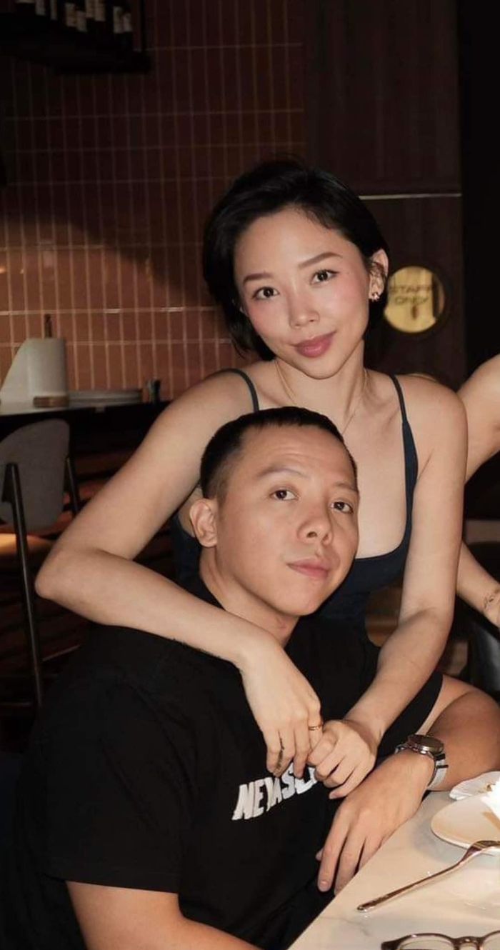 Tóc Tiên vừa vui vừa bực khi được Hoàng Touliver tặng hoa diên vĩ trắng kèm dòng viết: "Chúc vợ tôi ngày 14/2 nhiều sức khỏe và an khang thịnh vượng". Hoa diên vĩ trắng mang ý nghĩa của lòng trung thành và sự tin tưởng. Trong ngày Valentine, việc tặng hoa này mang thông điệp về tình yêu bền chặt, chân thành và đầy hy vọng. Ảnh: @toctien1305.