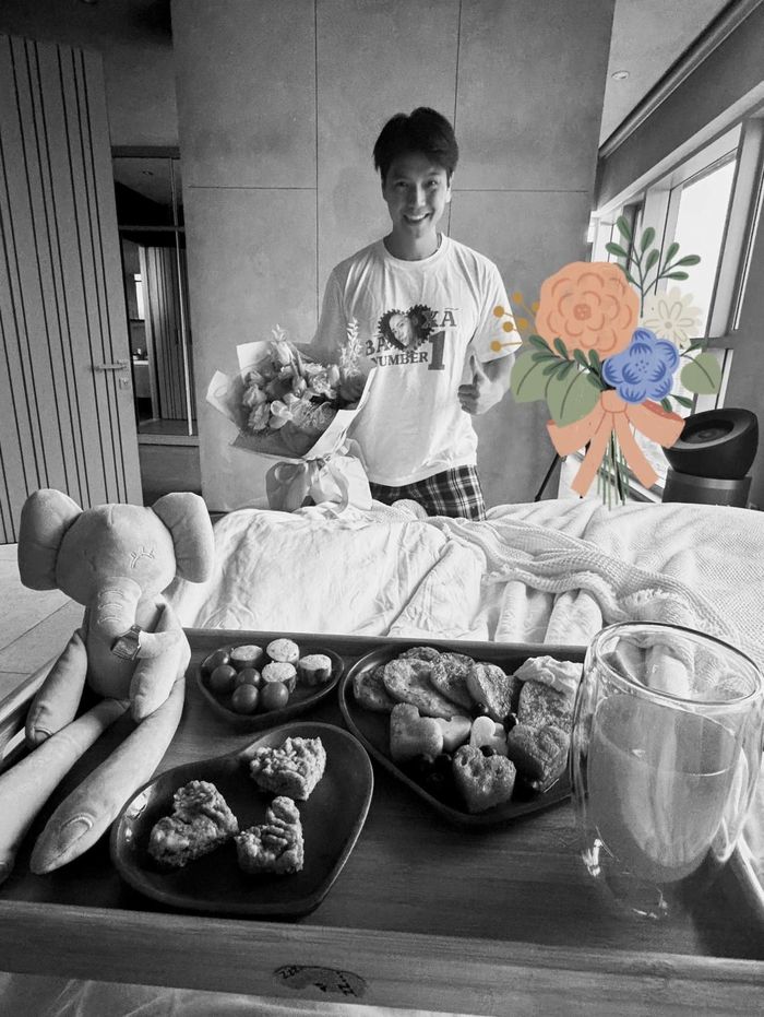 Sáng ngày Valentine, Ngô Thanh Vân kể khi còn ngái ngủ đã giật mình bởi tiếng nhạc rộn ràng. Chưa kịp định thần xem chuyện gì đang xảy ra, cô thấy ông xã Huy Trần với nụ cười tươi, tay cầm bó hoa lớn, chuẩn bị cho cô nhiều bánh kẹo. Anh còn mặc áo thun in dòng chữ "Bà xã number one". "Cám ơn chồng vì những điều tinh tế đáng yêu, đem đến cho vợ nhiều hạnh phúc hơn bất cứ thứ quà cáp xa xỉ nào", cô bày tỏ. Ảnh: Fb Ngô Thanh Vân.