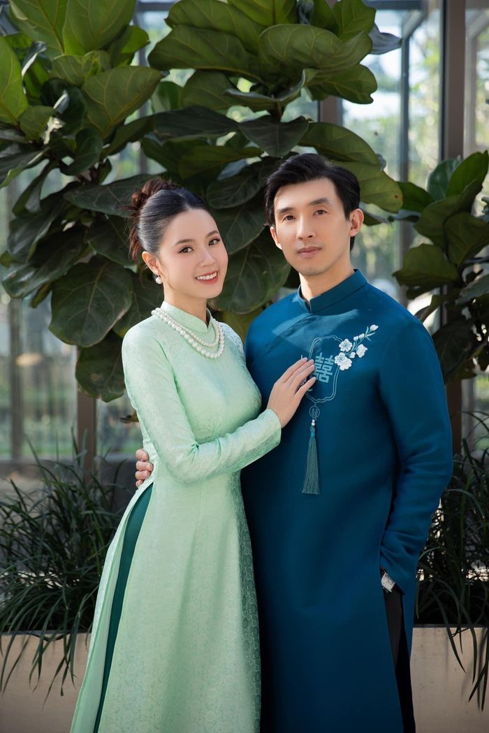 Midu đăng ảnh mặc áo dài, e ấp bên chồng. Cô nhắn nhủ ông xã: "Gửi người thương của em, nguyện cùng anh 3 bữa - 4 mùa - sớm tối bên nhau. 14/2/2025". Thời gian qua, nữ diễn viên chăm chỉ cập nhật những khoảnh khắc đời thường của hai vợ chồng. Midu cho biết điều tuyệt vời nhất là có một nửa yêu thương trọn vẹn sau hành trình dài. Ảnh: Fb Đặng Thị Mỹ Dung.