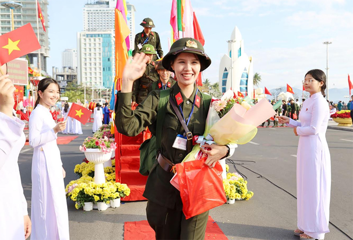 Nụ cười xinh tươi của Trần Ngọc Hương Quỳnh khi bước qua cầu vinh quang để lên xe về đơn vị 