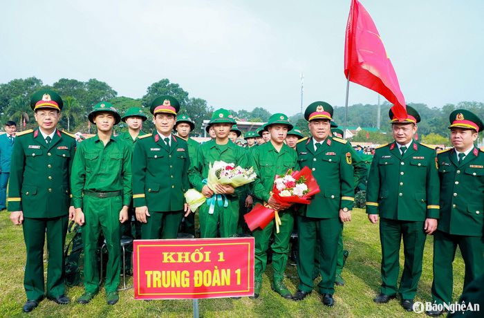 Đại tá Phan Đại Nghĩa - Ủy viên Ban Thường vụ Tỉnh ủy, Chỉ huy trưởng Bộ CHQS tỉnh tặng hoa chúc mừng các tân binh. Ảnh: Thành Duy