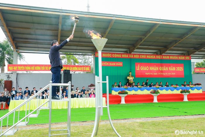 Đồng chí Nguyễn Xuân Đức - Ủy viên Ban Chấp hành Đảng bộ tỉnh, Bí thư Huyện ủy Nam Đàn thắp lửa truyền thống. Ảnh: Thành Duy