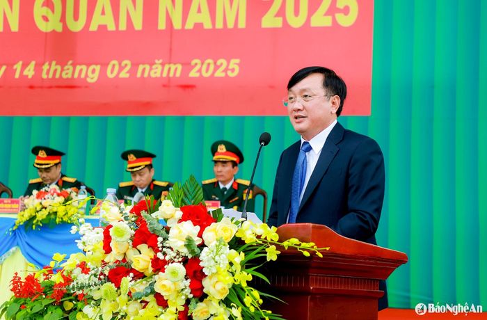 Chủ tịch UBND huyện Nam Đàn Nguyễn Hồng Sơn - Chủ tịch Hội đồng Nghĩa vụ quân sự huyện phát biểu tại Lễ giao quân. Ảnh: Thành Duy